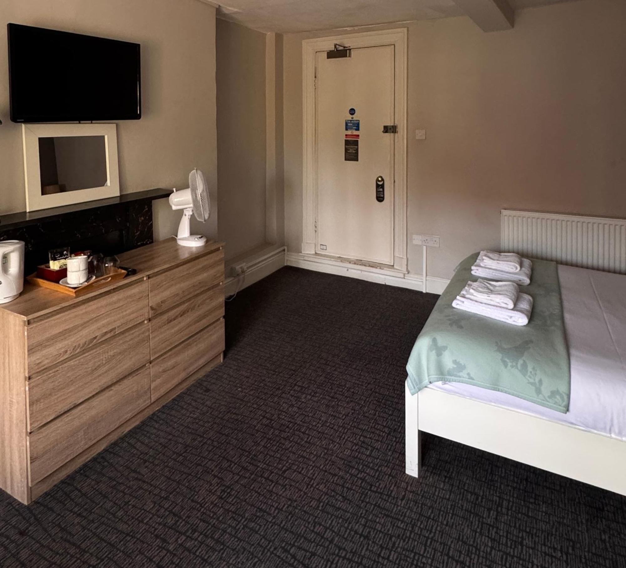 The Talbot And Apartment Iwerne Minster Bagian luar foto